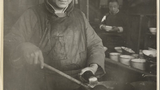 【jpg清晰版】餐厅内部展示厨师在锅中炸食物.jpg