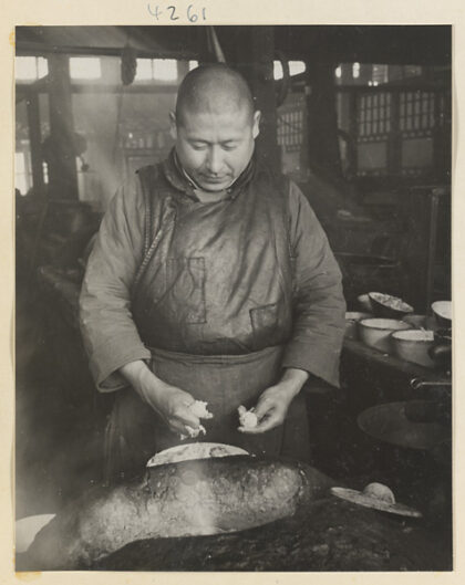 【jpg清晰版】餐厅内部展示厨师用面团制作油饼.jpg