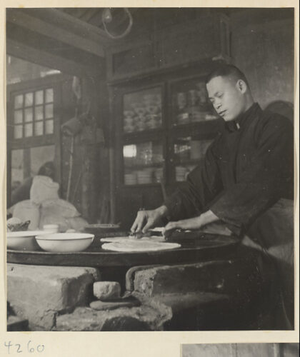 【jpg清晰版】餐厅内部展示厨师给面团刷水制作烧饼.jpg