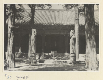 【jpg清晰版】香殿立面细部展示入口及武士钟（左）与文官王（右）的石像.jpg