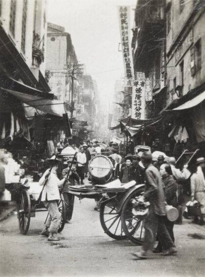 【jpg清晰版】香港繁忙街道上转动的黄包车.jpg