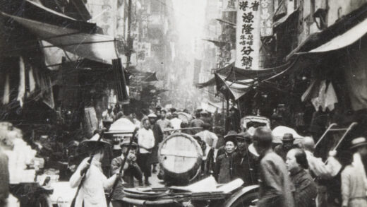 【jpg清晰版】香港繁忙街道上转动的黄包车.jpg