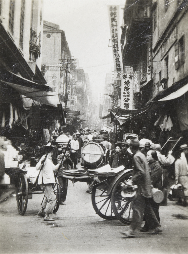 【JPG清晰版】香港繁忙街道上转动的黄包车