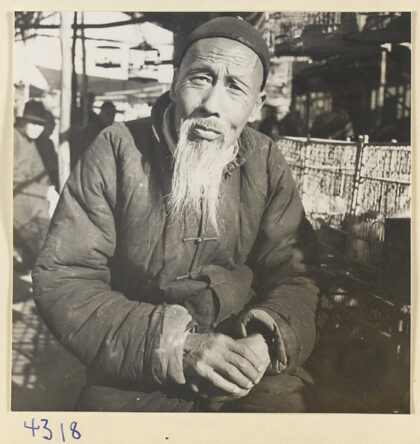 【jpg清晰版】鸟市上的男子.jpg