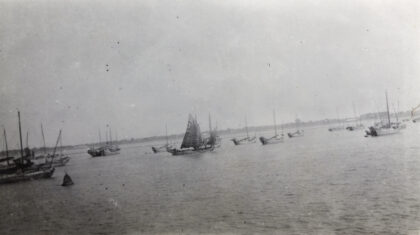 【jpg清晰版】黄浦江上的船只和浮标上海.jpg
