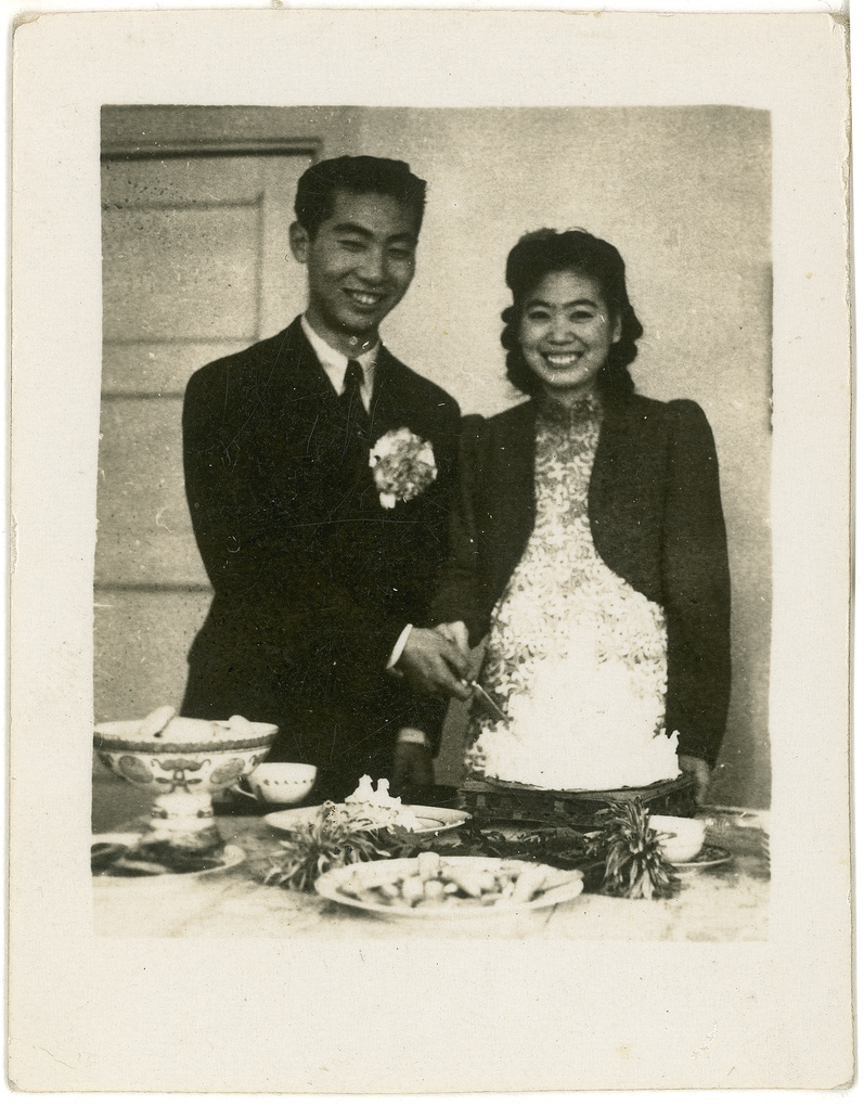 【JPG清晰版】齐恩浩和妻子准备切婚礼蛋糕