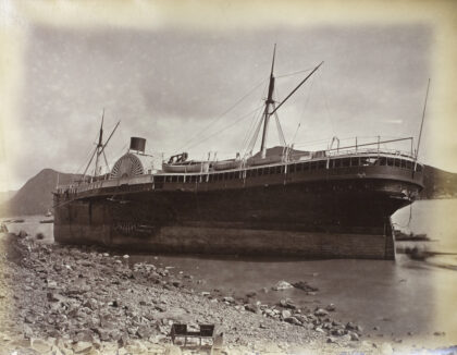 【jpg清晰版】1874年台风后搁浅在香港aberdeen的明轮蒸汽船阿拉斯加号.jpg