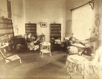 【jpg清晰版】1890年t·f·休斯夫妇在鼓浪屿的寓所海滩别墅书房留影.jpg