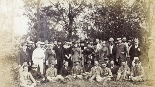 【jpg清晰版】1891年北京秋季赛马大会上的群体.jpg