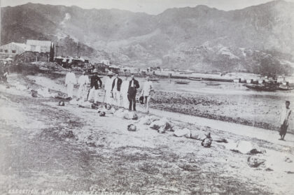 【jpg清晰版】1891年香港九龙海滩海盗及其他囚犯被斩首围观者众.jpg