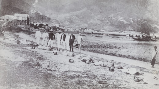 【jpg清晰版】1891年香港九龙海滩海盗及其他囚犯被斩首围观者众.jpg