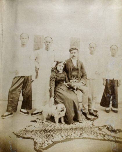 【jpg清晰版】1898年j.h.医生、劳里夫人及仆人们在琼州府（今海口）.jpg