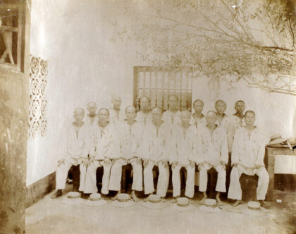 【jpg清晰版】1898年海口的海关船夫.jpg