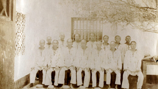 【jpg清晰版】1898年海口的海关船夫.jpg