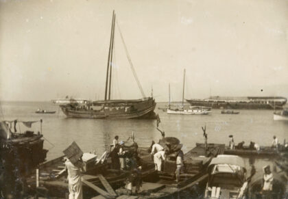 【jpg清晰版】1898年芜湖搬运工往帆船上装行李.jpg