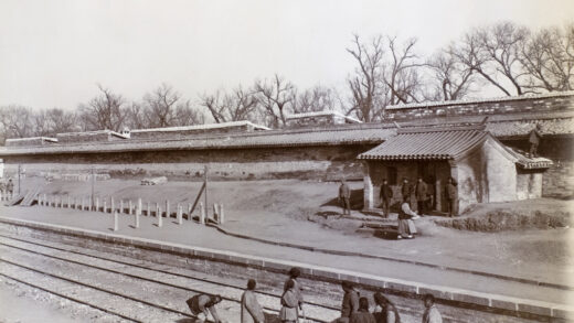 【jpg清晰版】1900年北京（天坛）车站附近工作的挖土工.jpg