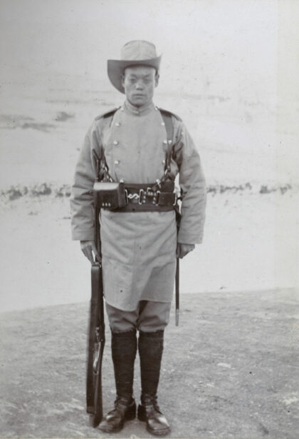 【jpg清晰版】1900年夏季中国第一团士兵操练着装.jpg