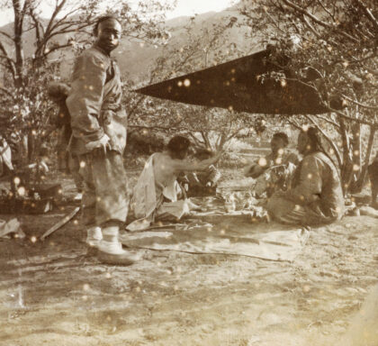 【jpg清晰版】1902年中国男子在芝罘花海野餐.jpg