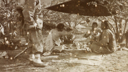 【jpg清晰版】1902年中国男子在芝罘花海野餐.jpg