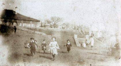 【jpg清晰版】1902年复活节芝罘山坡上的鸡蛋勺赛跑.jpg