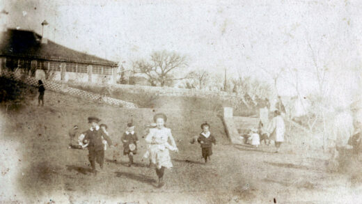 【jpg清晰版】1902年复活节芝罘山坡上的鸡蛋勺赛跑.jpg