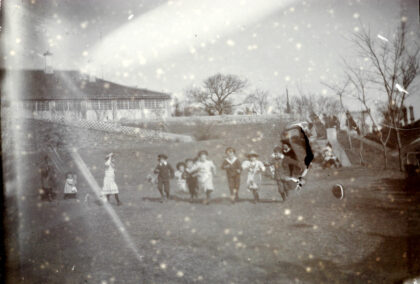 【jpg清晰版】1902年复活节芝罘（烟台）鸡蛋勺赛跑.jpg