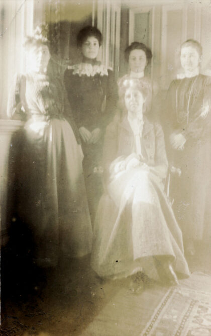 【jpg清晰版】1902年的上海欧洲女性.jpg