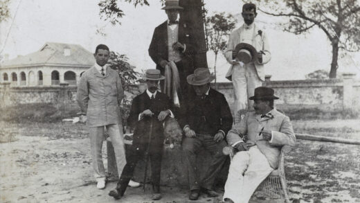 【jpg清晰版】1904年北京俱乐部的海关人员.jpg