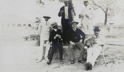 【jpg清晰版】1904年北京俱乐部的海关人员.jpg