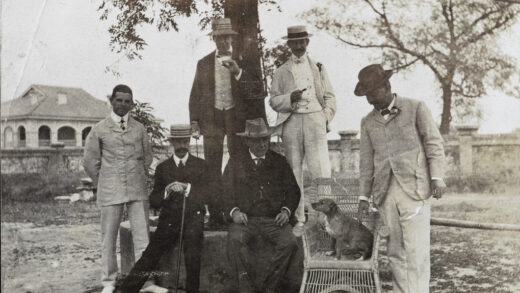 【jpg清晰版】1904年北京俱乐部的海关人员.jpg