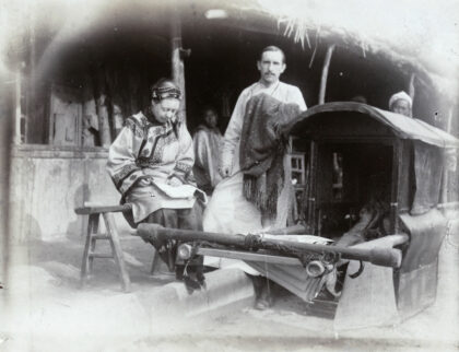【jpg清晰版】1907年埃利奥特博士与夫人于路边客栈.jpg