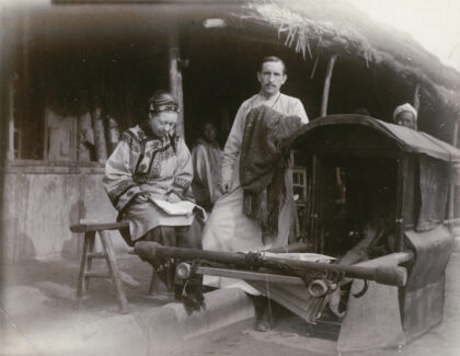 【jpg清晰版】1907年埃利奥特博士与夫人路经一家路边小酒馆.jpg