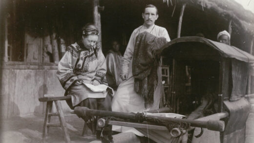 【jpg清晰版】1907年埃利奥特博士与夫人路经一家路边小酒馆.jpg