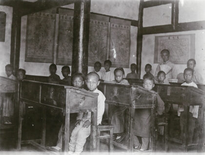 【jpg清晰版】1908年左右大先生（mrlarge）学校——保宁学校的低年级学生.jpg