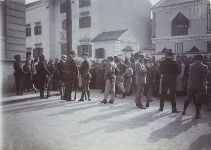 【jpg清晰版】1911年1月汉口暴动期间玛格丽特医院外的外国志愿者.jpg