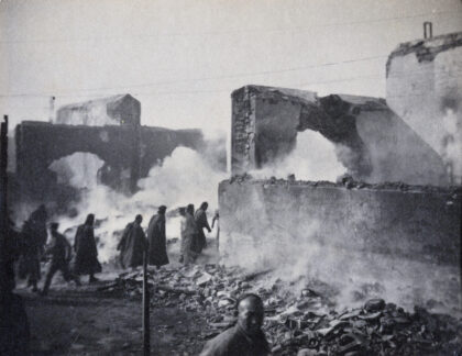 【jpg清晰版】1912年2月29日兵变后的北京废墟上余烬未熄.jpg