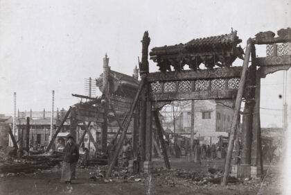 【jpg清晰版】1912年兵变后烧毁的牌楼北京.jpg
