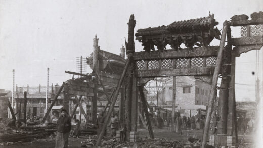 【jpg清晰版】1912年兵变后烧毁的牌楼北京.jpg