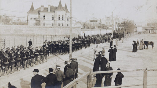 【jpg清晰版】1912年北京使馆区卫队巡逻使馆街.jpg