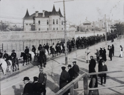 【jpg清晰版】1912年北京使馆区卫队巡逻使馆街.jpg