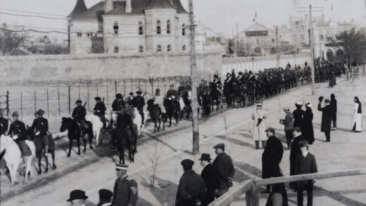 【jpg清晰版】1912年北京使馆区卫队巡逻使馆街.jpg