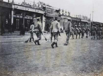 【jpg清晰版】1912年北京兵变中国士兵拖拽劫匪severedheads.jpg