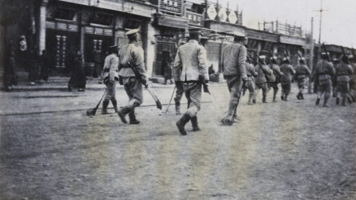 【jpg清晰版】1912年北京兵变中国士兵拖拽劫匪severedheads.jpg