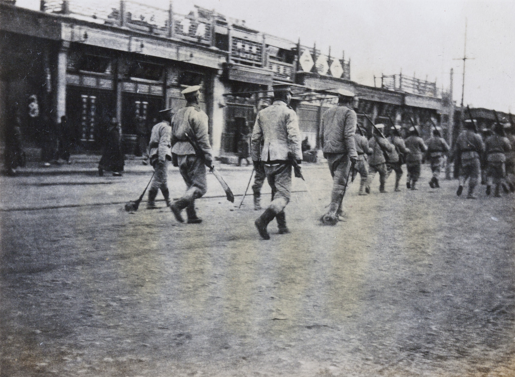 【JPG清晰版】年北京兵变中国士兵拖拽劫匪severedheads