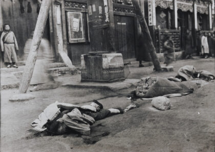 【jpg清晰版】1912年北京兵变中被处决的劫掠者尸体.jpg