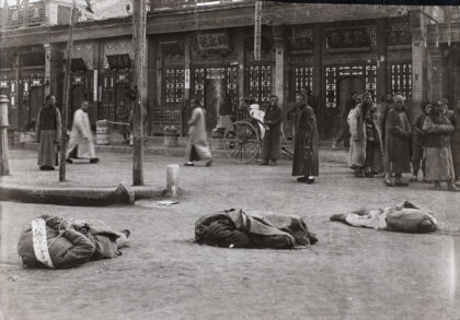 【jpg清晰版】1912年北京兵变中被处决的劫掠者尸体.jpg