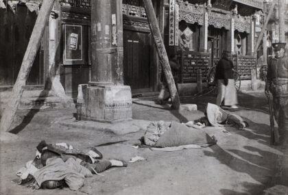 【jpg清晰版】1912年北京兵变中被处决的劫掠者尸体.jpg