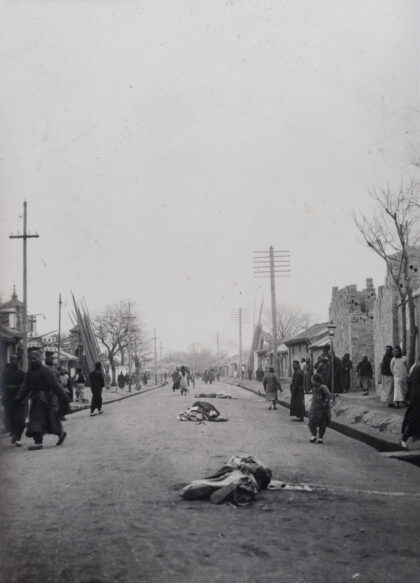 【jpg清晰版】1912年北京兵变中被处决的劫掠者或暴徒尸体.jpg