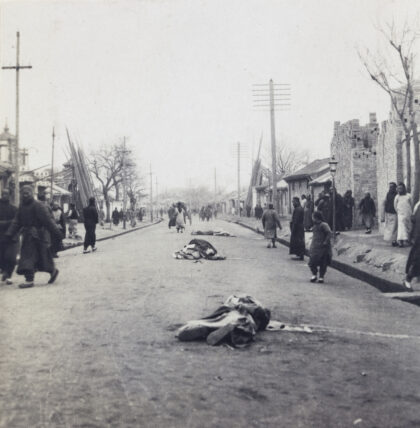【jpg清晰版】1912年北京兵变中被处决的抢劫者或暴乱者的尸体.jpg