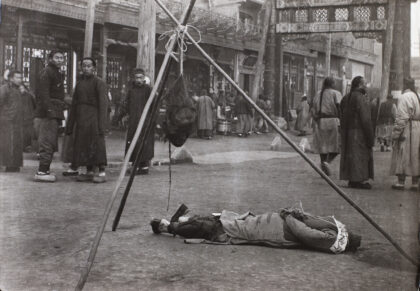 【jpg清晰版】1912年北京兵变中被斩首的暴民曝尸.jpg